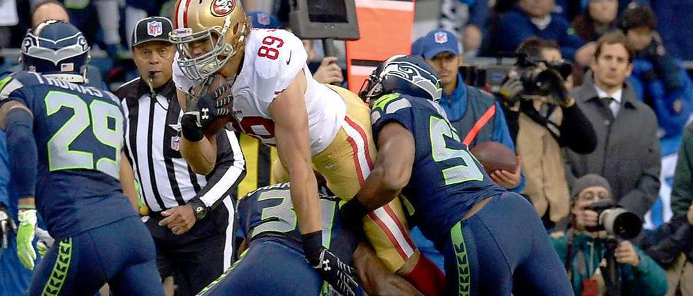 Abgehoben. San Franciscos Spieler Vance McDonald (Mitte) ist nur in dieser Szene obenauf. 