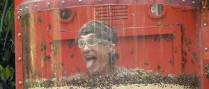 Winfried Glatzeder beim Insektenbad.