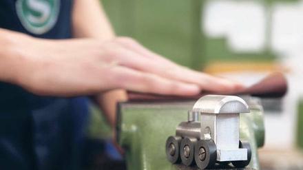 Letzter Schliff. Die S-Bahn wirbt Azubis mit Übernahmegarantie und den Um- und Aufstiegschancen im Bahnkonzern. Dabei arbeitet sie – schon seit DDR-Zeiten – mit Partnerschulen zusammen, um frühzeitig Nachwuchs zu fördern und Talente zu finden. 