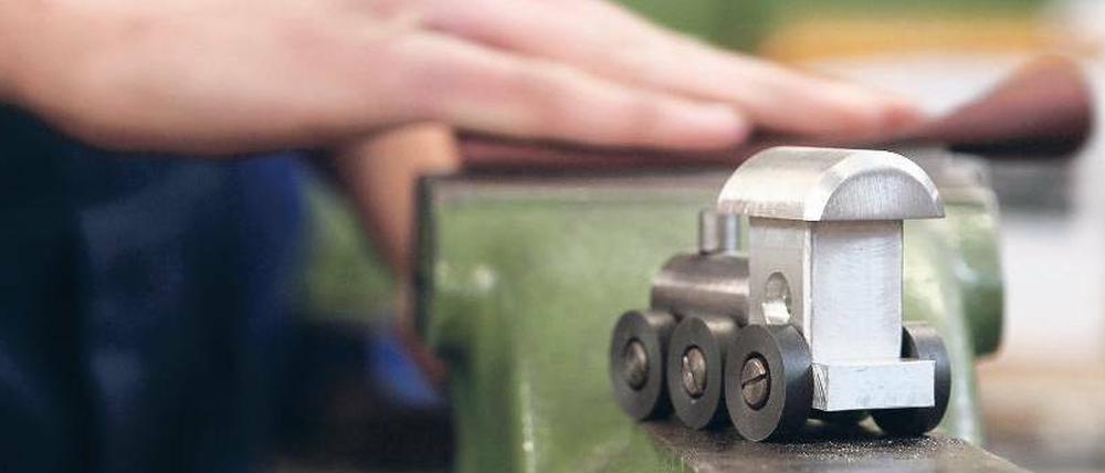 Letzter Schliff. Die S-Bahn wirbt Azubis mit Übernahmegarantie und den Um- und Aufstiegschancen im Bahnkonzern. Dabei arbeitet sie – schon seit DDR-Zeiten – mit Partnerschulen zusammen, um frühzeitig Nachwuchs zu fördern und Talente zu finden. 