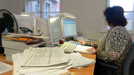 In den Wahlämtern der Bezirke werden die Unterschriften mit dem Meldregister abgeglichen. Ist ein Name unleserlich oder fehlt das Geburtsdatum, kann mit Hilfe der Software trotzdem die Identität ermittelt werden.