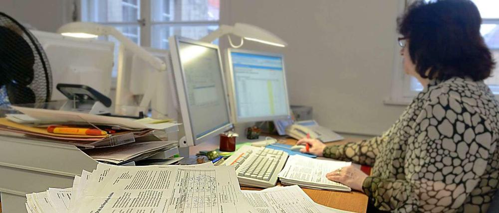 In den Wahlämtern der Bezirke werden die Unterschriften mit dem Meldregister abgeglichen. Ist ein Name unleserlich oder fehlt das Geburtsdatum, kann mit Hilfe der Software trotzdem die Identität ermittelt werden.