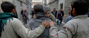 Die Opferseite: Bewohner einer Ortschaft nahe Aleppo bringen sich nach einem Bombenangriff regimetreuer Soldaten in Sicherheit.