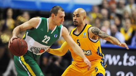 Du kommst hier nicht lang. Albas David Logan verteidigt im Eurocup-Spiel gegen Juschni seinen Gegenspieler. 