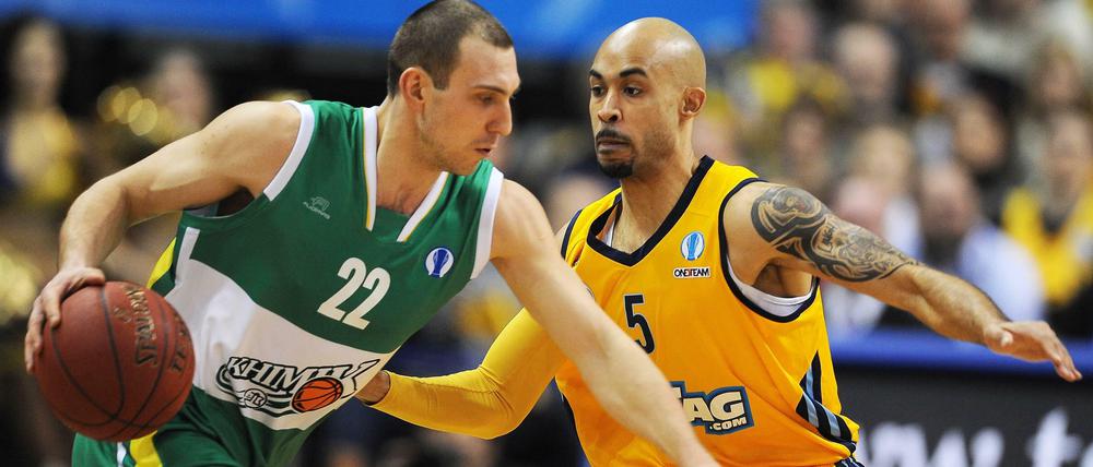 Du kommst hier nicht lang. Albas David Logan verteidigt im Eurocup-Spiel gegen Juschni seinen Gegenspieler.