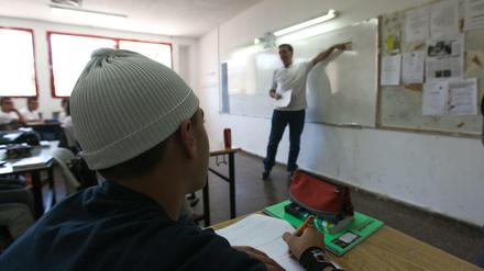 An Schulen ist praktisch kein Platz für Andersdenkende - ein Lehrer wurde wegen seiner kritischen Lehre suspendiert.