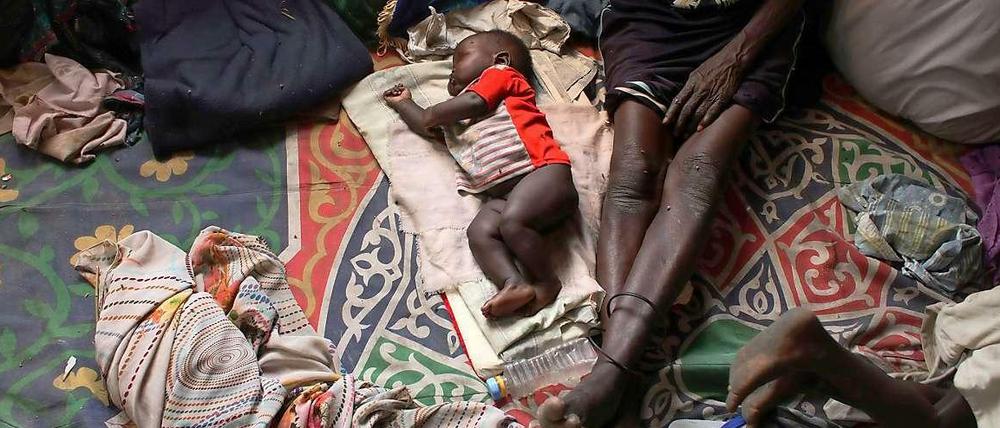 Ein Kind schläft neben seiner Mutter in einer Kirche in der Ölstadt Malakal. Die meisten Menschen haben ihre Häuser verlassen. Hunderte haben sich in Kirchen gefüchtet, wie diese Frauen und Kinder. 