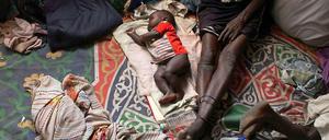 Ein Kind schläft neben seiner Mutter in einer Kirche in der Ölstadt Malakal. Die meisten Menschen haben ihre Häuser verlassen. Hunderte haben sich in Kirchen gefüchtet, wie diese Frauen und Kinder. 