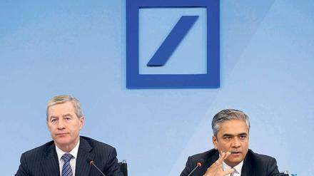 Gute Laune sieht anders aus. Weil die Zahlen für das vierte Quartal so schlecht sind, sahen sich die Deutsche-Bank-Chefs Jürgen Fitschen (l.) und Anshu Jain genötigt, sie vorzeitig veröffentlichen zu lassen. 