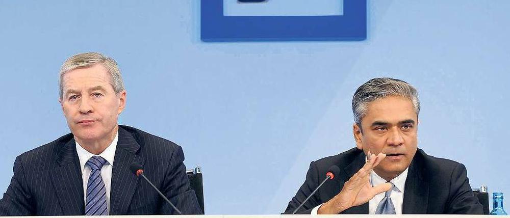 Gute Laune sieht anders aus. Weil die Zahlen für das vierte Quartal so schlecht sind, sahen sich die Deutsche-Bank-Chefs Jürgen Fitschen (l.) und Anshu Jain genötigt, sie vorzeitig veröffentlichen zu lassen.