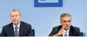Gute Laune sieht anders aus. Weil die Zahlen für das vierte Quartal so schlecht sind, sahen sich die Deutsche-Bank-Chefs Jürgen Fitschen (l.) und Anshu Jain genötigt, sie vorzeitig veröffentlichen zu lassen. 