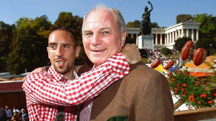 Uli Hoene (r.) mit Bayern-Spieler Franck Ribéry.