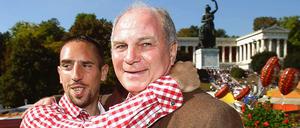 Uli Hoene (r.) mit Bayern-Spieler Franck Ribéry.