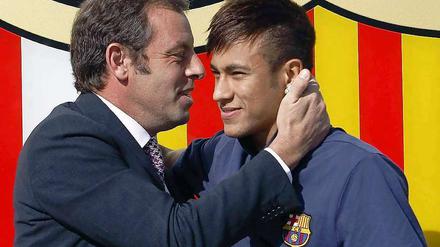 Sandro Rosell (l.) und sein Startransfer Neymar.