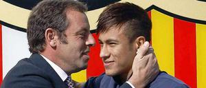 Sandro Rosell (l.) und sein Startransfer Neymar.