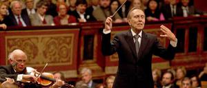 Claudio Abbado dirigiert das Orchestra Mozart.