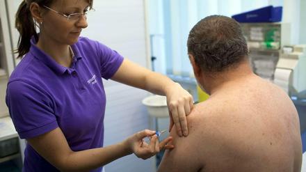 Den Berliner Bezirken fehlt das Personal, um Flüchtlinge zu impfen und Sozialfälle zu betreuen. 