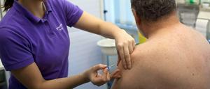 Den Berliner Bezirken fehlt das Personal, um Flüchtlinge zu impfen und Sozialfälle zu betreuen.