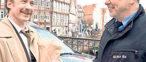 Guter Witz. Chlodwig Pullmann (Ulrich Noethen) sollte tatsächlich einen Strafzettel für sein falsch geparktes Auto bekommen. Als Polizist (Wilfried Mahler) den Steueroberinspektor erkennt, löst sich die Absicht in ein Lächeln auf. Foto: NDR