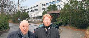  Steffen Terberl (re.) unterstützt Erfinder an der FU. Der Biochemiker Volker Erdmann (links) ist mit seiner Firma bereits in erste neue Labore im ehemaligen Militärhospital eingezogen. Nach der Sanierung soll es 700 Arbeitsplätze geben. 