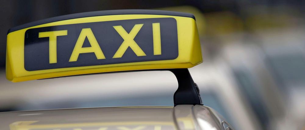 Ein Taxifahrer stellte in der Nacht auf Montag in Kreuzberg einen Handtaschenräuber.