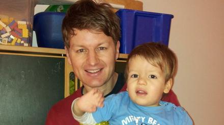 Daniel Berlinger und sein Sohn Benjamin haben einen Platz in der Wunschkita bekommen. Die Suche danach war überraschend.