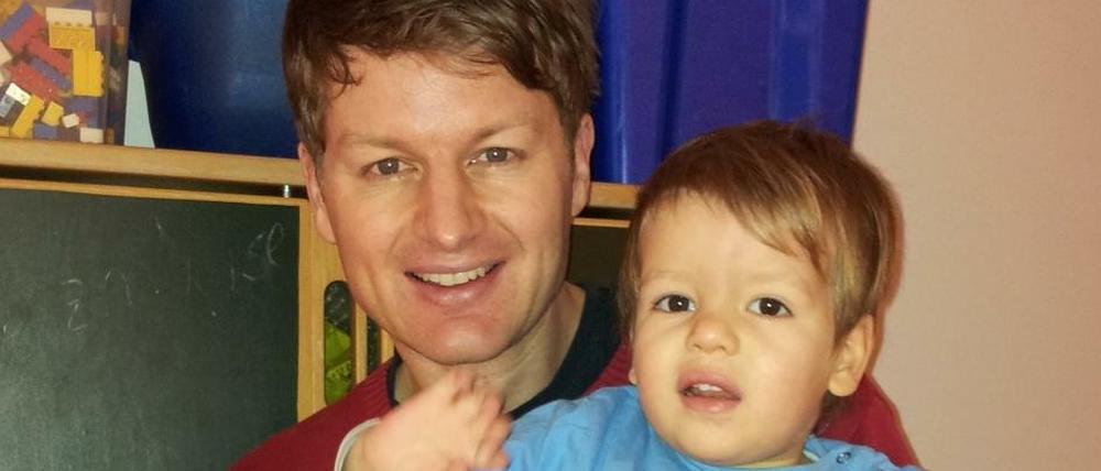 Daniel Berlinger und sein Sohn Benjamin haben einen Platz in der Wunschkita bekommen. Die Suche danach war überraschend.