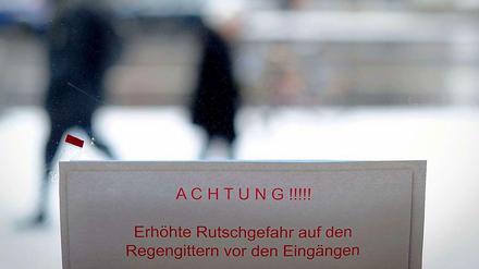 Vorsicht, Winter. Auf vielen Straßen und Wegen ist es glatt.