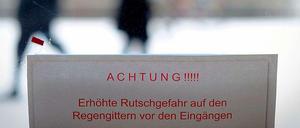 Vorsicht, Winter. Auf vielen Straßen und Wegen ist es glatt.