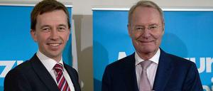 Januar 2014: AfD-Chef Bernd Lucke überreicht Ex-BDI-Präsident Hans-Olaf Henkel (rechts) seinen Parteiausweis.