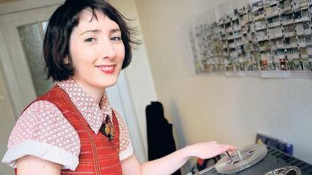 Handarbeit. Kathy Alberici benutzt nur analoge Geräte.