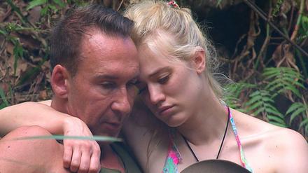 Larissa Marolt und Jochen Bendel in der Hängematte. 'Alle Infos zu 'Ich bin ein Star - Holt mich hier raus!' im Special bei RTL.de.