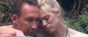 Larissa Marolt und Jochen Bendel in der Hängematte. 'Alle Infos zu 'Ich bin ein Star - Holt mich hier raus!' im Special bei RTL.de. 