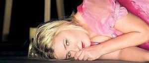 Hingegeben. Svetlana Sozdateleva singt die Rolle der Renata.