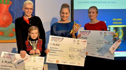 Das Lächeln der Siegerinnen: Selina Hocke (Mitte), die Drittplatzierte Anika Hoffmann (rechts) und für Pia-Marie Powik nahmen ihre Mutter Kati und ihre Schwester Luna den Preis entgegen.