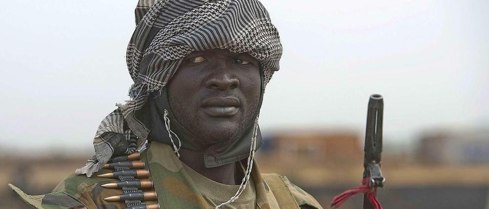 Soldat der SPLA während einer Patrouille im Südsudan.