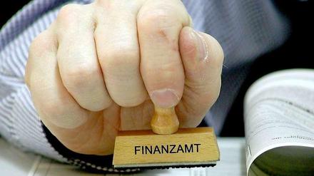 Bitte nur stempeln. In Brandenburg haben sich Finanzbeamte einfach mal Daten angeguckt, die sich nichts angehen.