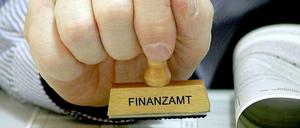 Bitte nur stempeln. In Brandenburg haben sich Finanzbeamte einfach mal Daten angeguckt, die sich nichts angehen.
