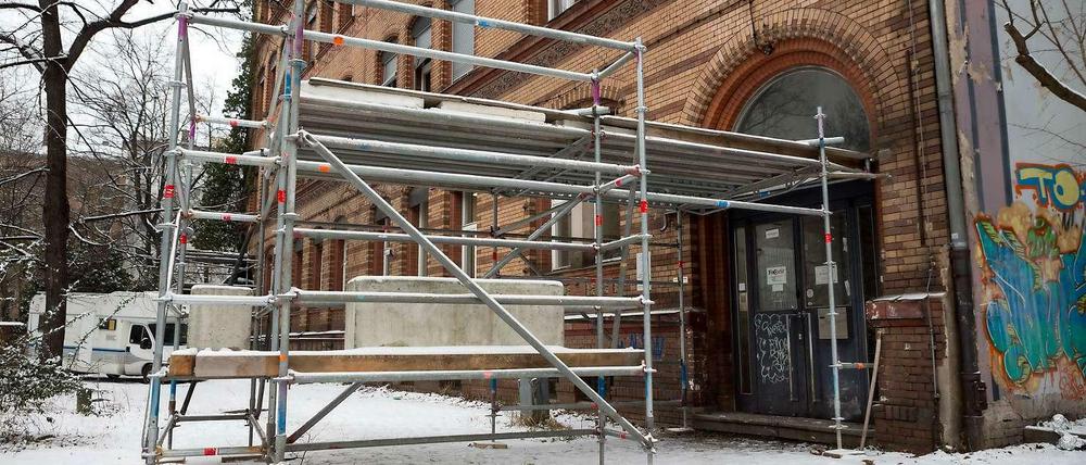 Schutzschirm. Weil eine Mitarbeiterin beinahe ein Holzteil an den Kopf bekommen hätte, hat die Drogenberatung Fixpunkt sich Tunnel an drei Eingängen gebaut, zum Schutz. Die Bewohner der Hauptmann-Schule werfen ihren Müll einfach aus dem Fenster - auch schwere Sachen wie Möbel.