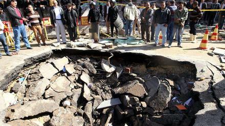 Bombenkrater vor der Polizeizentrale in Kairo.