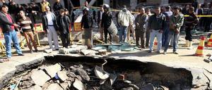 Bombenkrater vor der Polizeizentrale in Kairo.