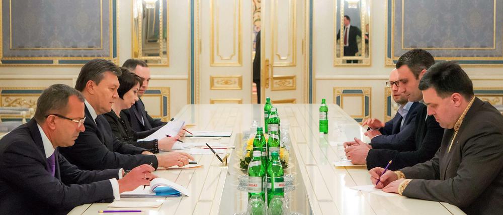 Sitzen seit Donnerstag Abend an einem gemeinsamen Tisch: Präsident Viktor Janukowitsch und Oppositionsführer Vitali Klitschko verhandeln miteinander.