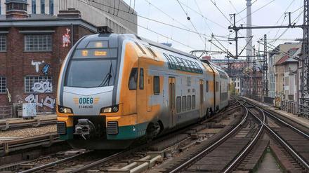 Die neuen Züge der Odeg sind ja schön und auch das Personal ist freundlich. Die Wagen sind nur furchtbar überfüllt im Berufsverkehr. Logisch, dass der Fahrplan nicht eingehalten wird. 