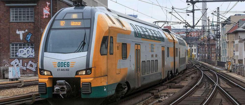 Die neuen Züge der Odeg sind ja schön und auch das Personal ist freundlich. Die Wagen sind nur furchtbar überfüllt im Berufsverkehr. Logisch, dass der Fahrplan nicht eingehalten wird. 