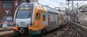 Die neuen Züge der Odeg sind ja schön und auch das Personal ist freundlich. Die Wagen sind nur furchtbar überfüllt im Berufsverkehr. Logisch, dass der Fahrplan nicht eingehalten wird.