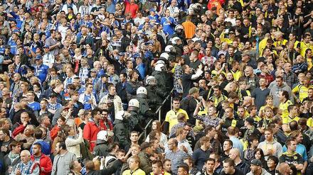 Gefährliche Nähe. Schalker und Dortmunder mögen sich nicht besonders. Doch beim nächsten Derby müssen sie sich ruhig verhalten, sonst drohen drastische Maßnahmen.