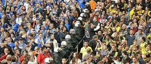 Gefährliche Nähe. Schalker und Dortmunder mögen sich nicht besonders. Doch beim nächsten Derby müssen sie sich ruhig verhalten, sonst drohen drastische Maßnahmen.