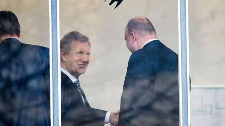 Christian Wulff trifft im Gericht auf seinen ehemaligen Sprecher Olaf Glaeseker.