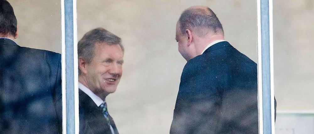 Christian Wulff trifft im Gericht auf seinen ehemaligen Sprecher Olaf Glaeseker.