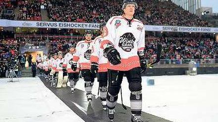 Eishockeyspieler laufen ins Fußballstadion. Vergangenes Jahr spielten die Nürnberg Ice Tigers in Nürnberg gegen die Eisbären vor 50 000 Zuschauern. Foto: Imago